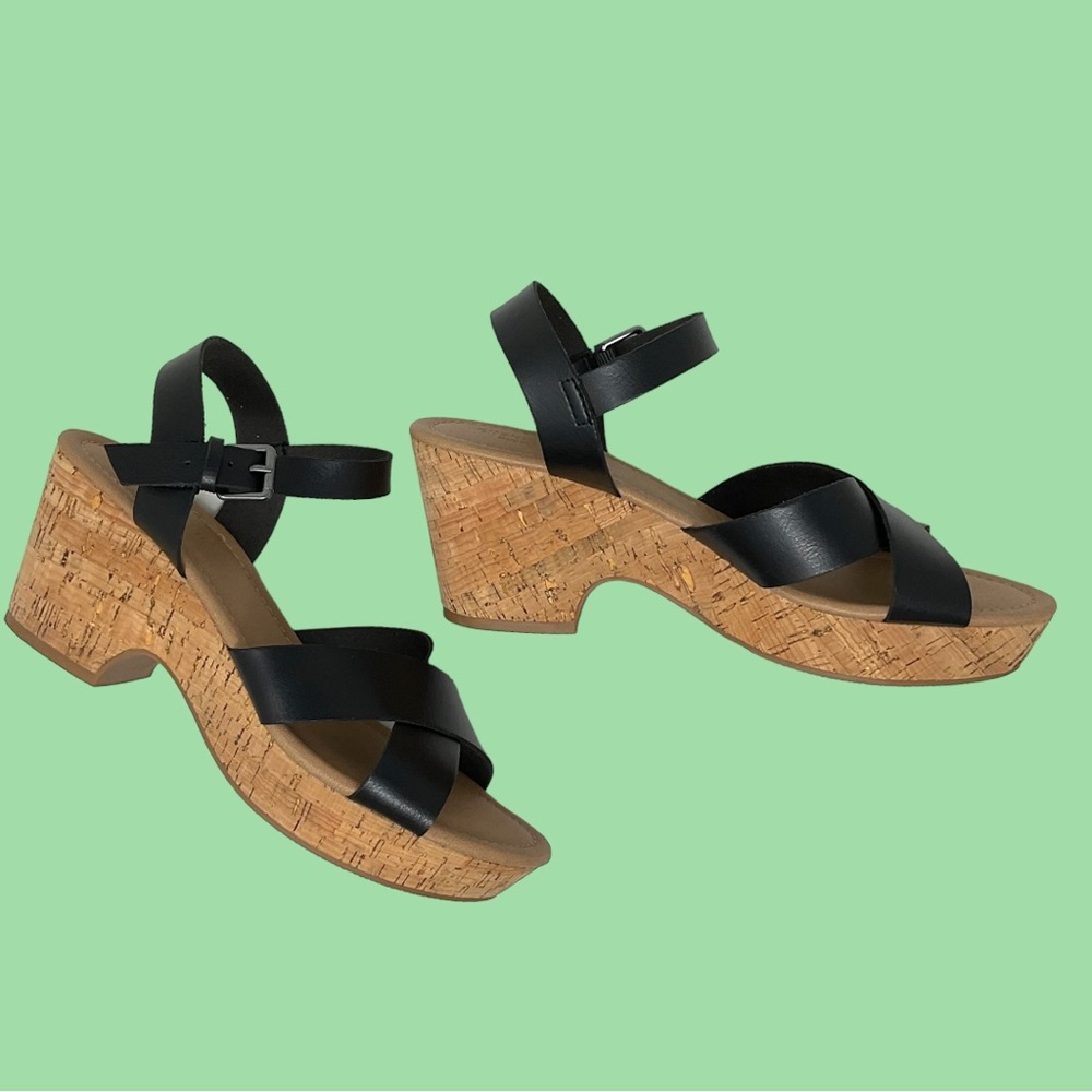 Cushionaire Classic Black Sandals with Memory Foam. New Without Tags.  Size 10.